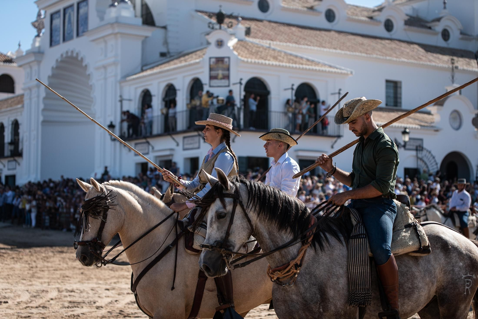 Imágenes de la Saca de las Yeguas a su paso por El Rocío
