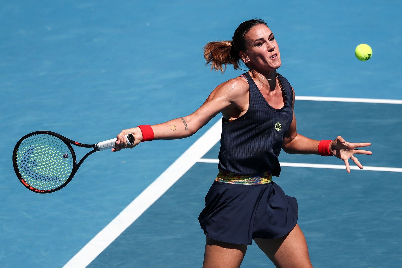 Nuria Párrizas golpea la bola con potencia.