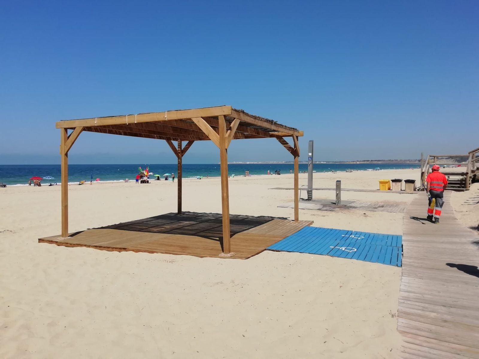 Una imagen de la restaurada la zona de sombra para personas con movilidad reducida en Las Redes.