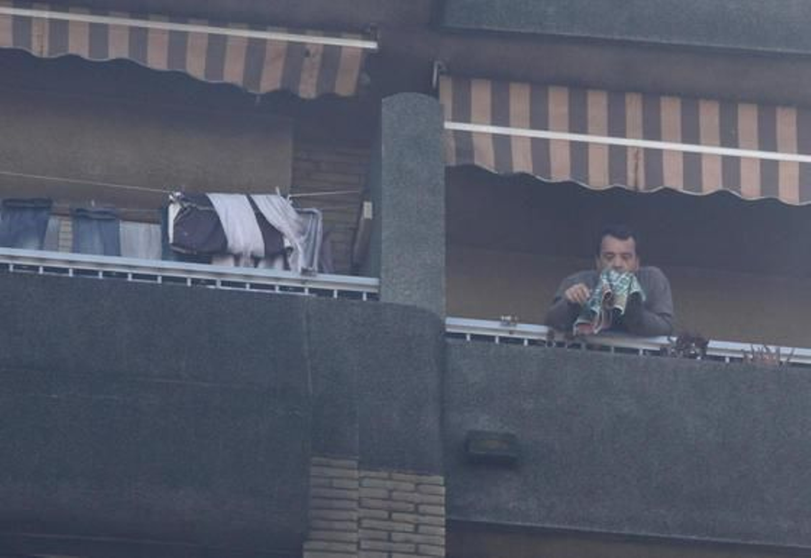 Espectacular incendio en un edificio de la calle Brasil. /Jesús Marín