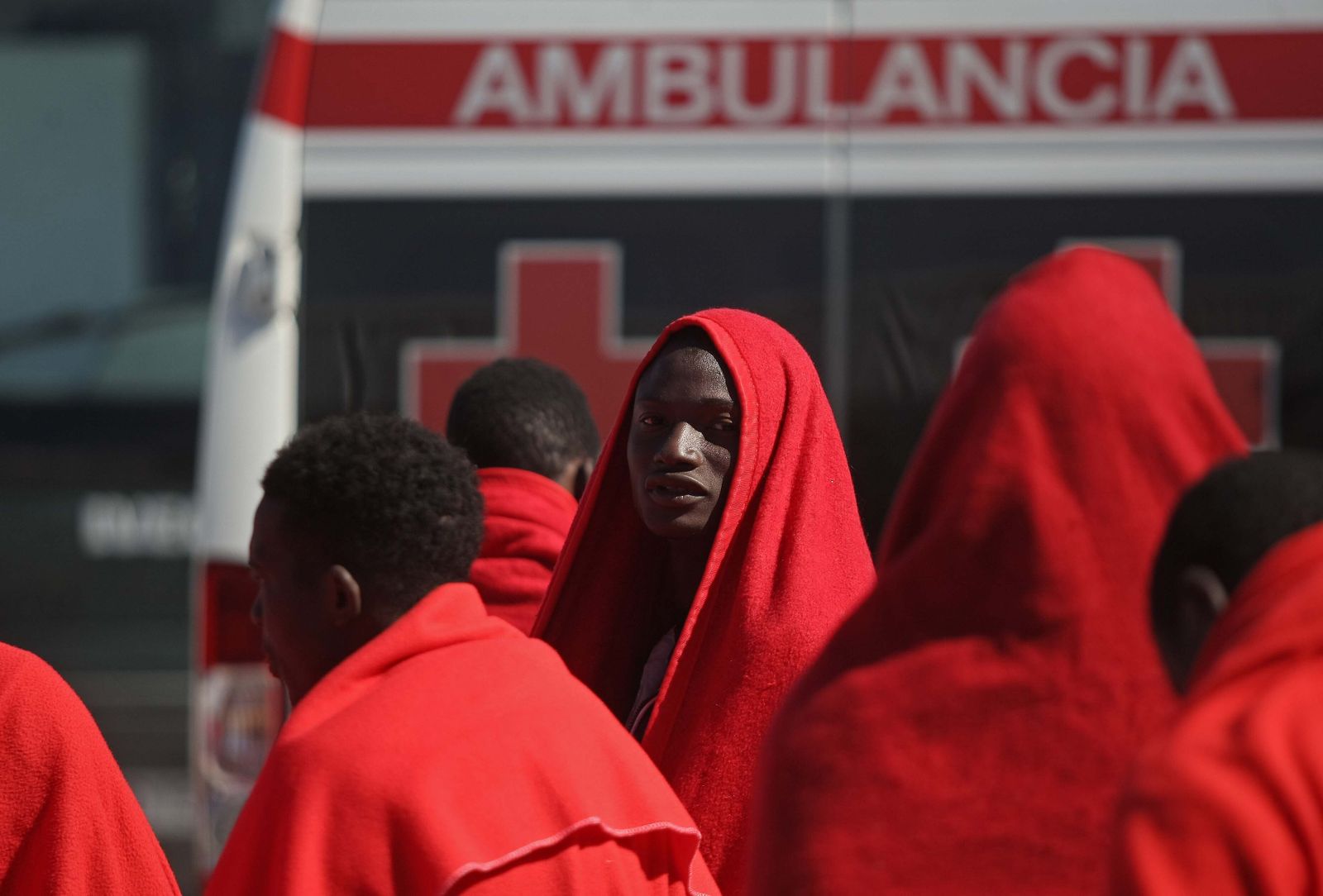 Migrantes recién rescatados de una patera y atendidos por Cruz Roja en el puerto de Tarifa.