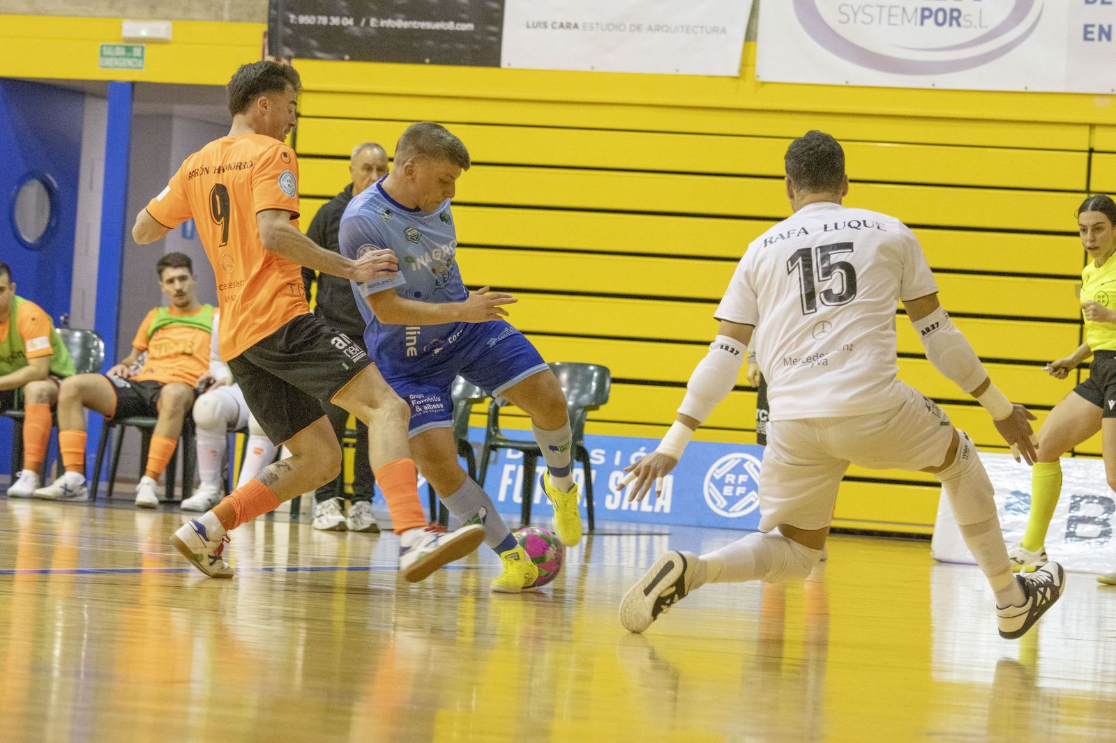 Cristian Rubio intenta irse de un rival durante el encuentro de los celestes frente al MRB FS Móstoles.