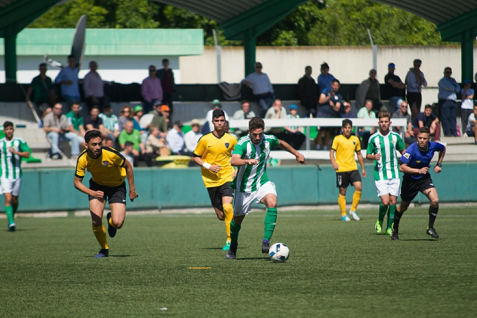 Irizo conduce el cuero en un encuentro ante el Málaga en categoría juvenil.