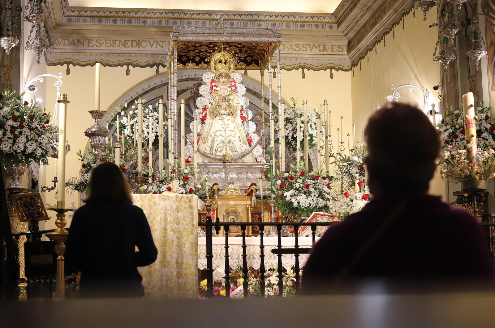 Imágenes de la Virgen del Rocío y sus nuevas andas