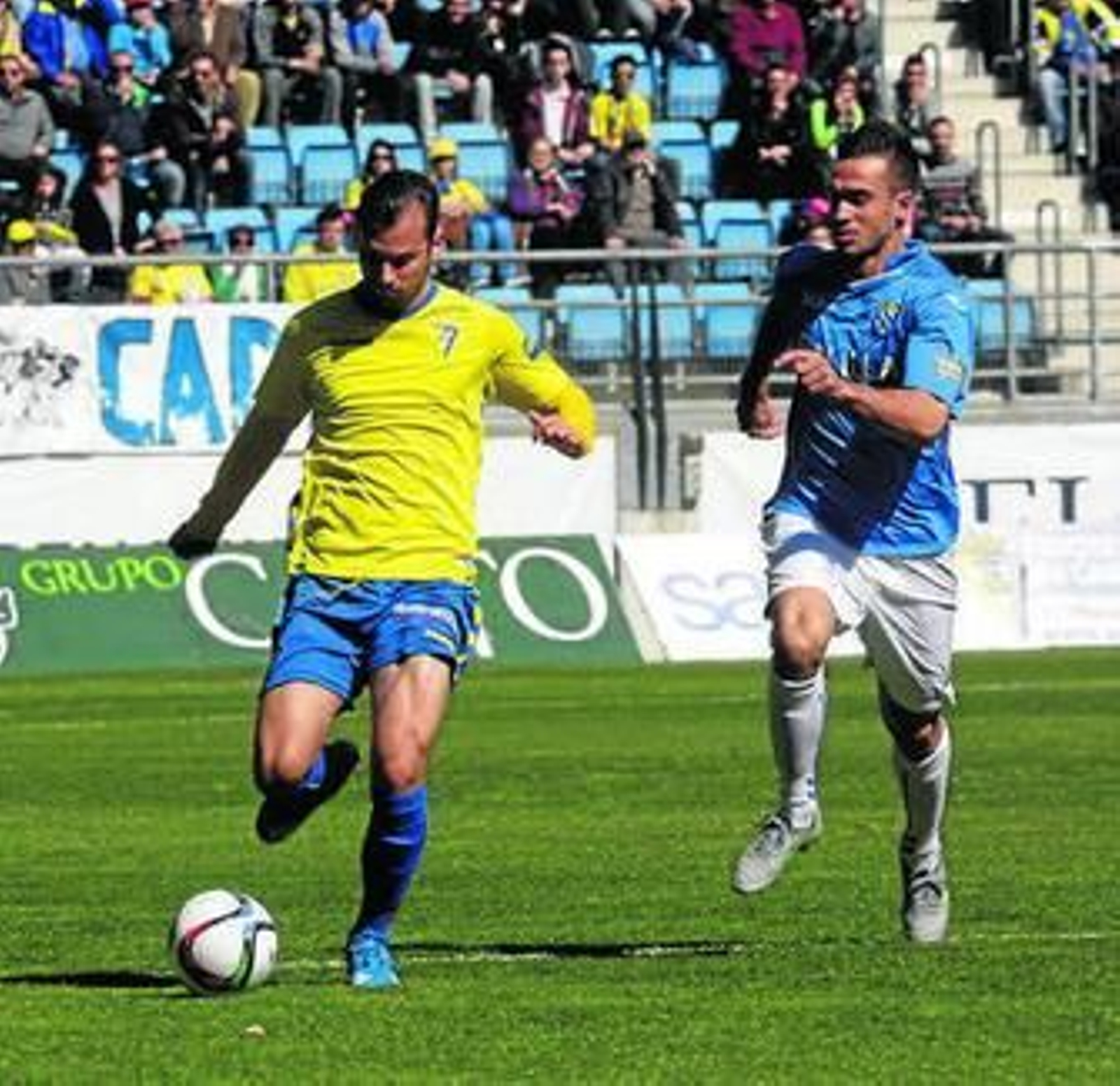 Xavi Carmona conduce el balón el día de su debut, ante el Melilla. Xavi Carmona conduce el balón el día de su debut, ante el Melilla.