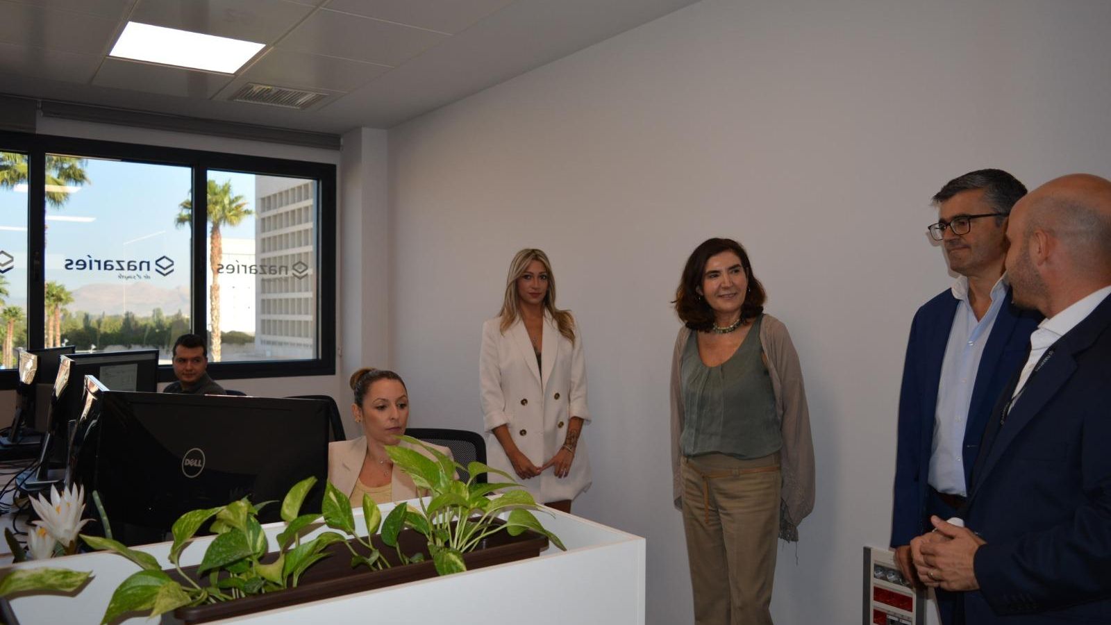 La consejera de Empleo, Rocío Blanco, durante la visita que ha realizado a la empresa Nazaríes Intelligenia