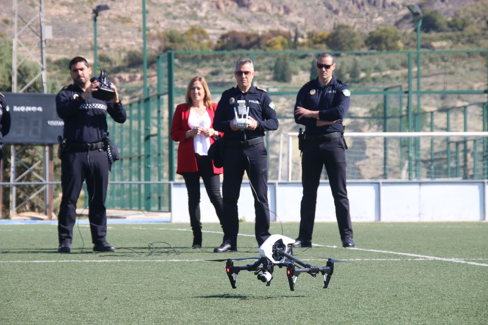 Agentes de la Policía Local de Níjar durante la presentación del dron con el que trabajan para realizar labores de vigilancia