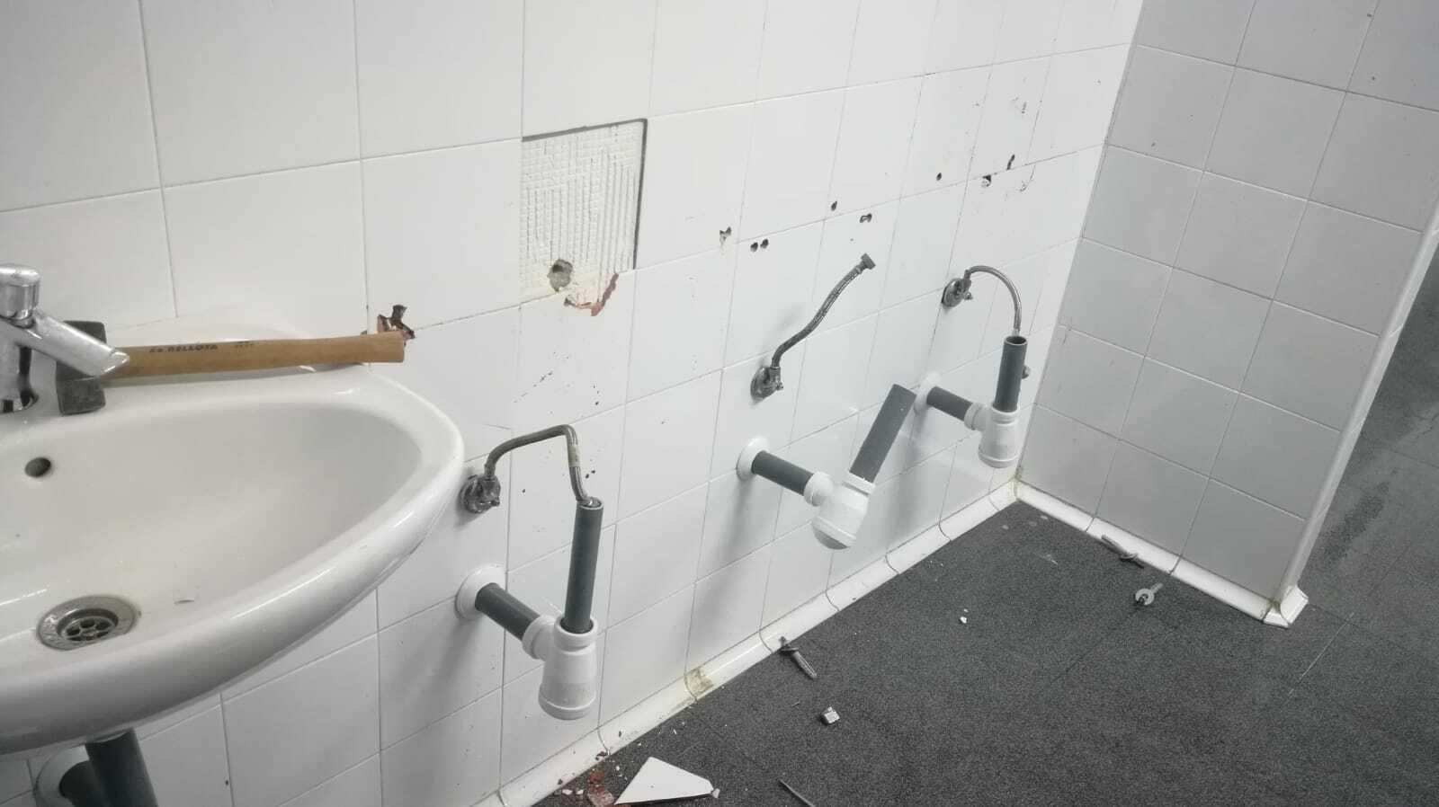 Imagen de los aseos tras los actos vandálicos. Imagen de los aseos tras los actos vandálicos.