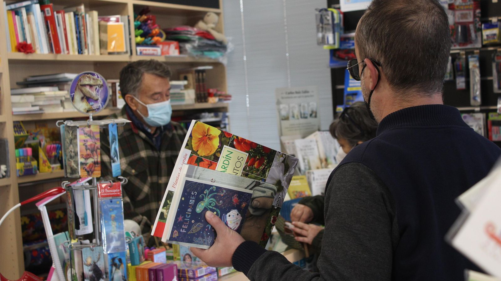 Un cliente espera para comprar sus libros.