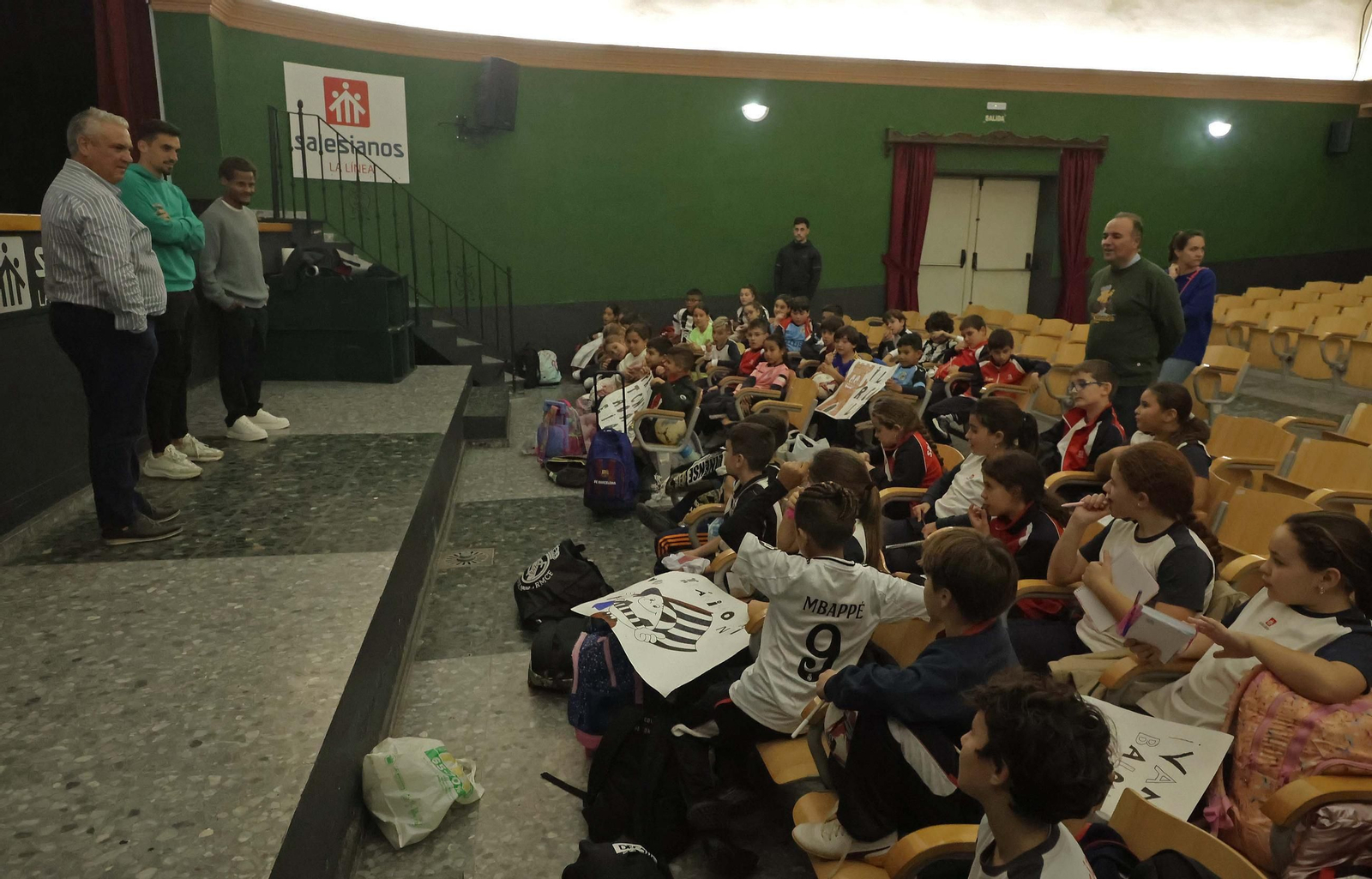 Las fotos de la visita de los jugadores de la Balona al colegio Salesianos de La Línea