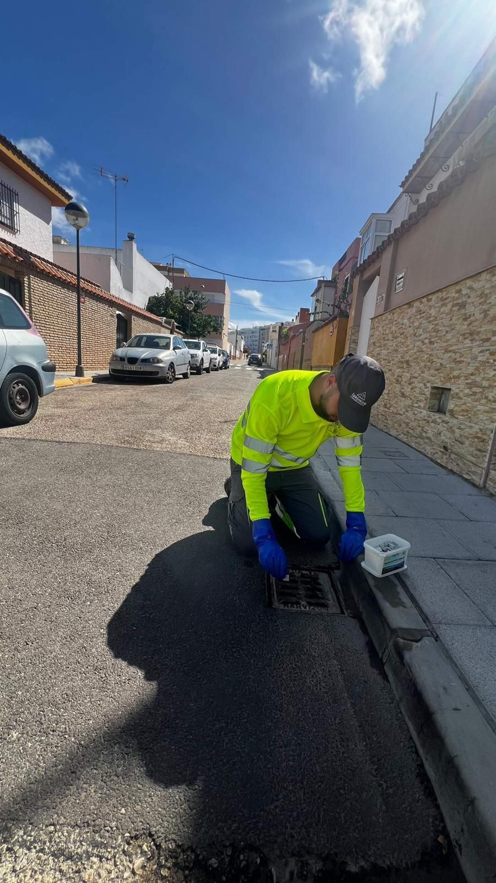 Un operario del servicio de control de plagas actúa en un imbornal dentro de las actuaciones recogidas en el plan municipal contra el Virus del Nilo Occidental en San Fernando