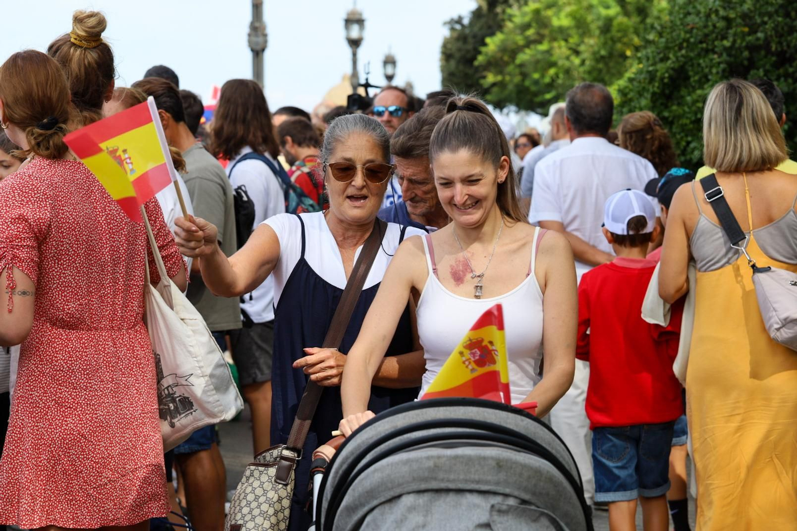 Búscate en SailGP Cádiz: La ciudad disfruta del ambiente del domingo con las actividades, las carreras y los bares