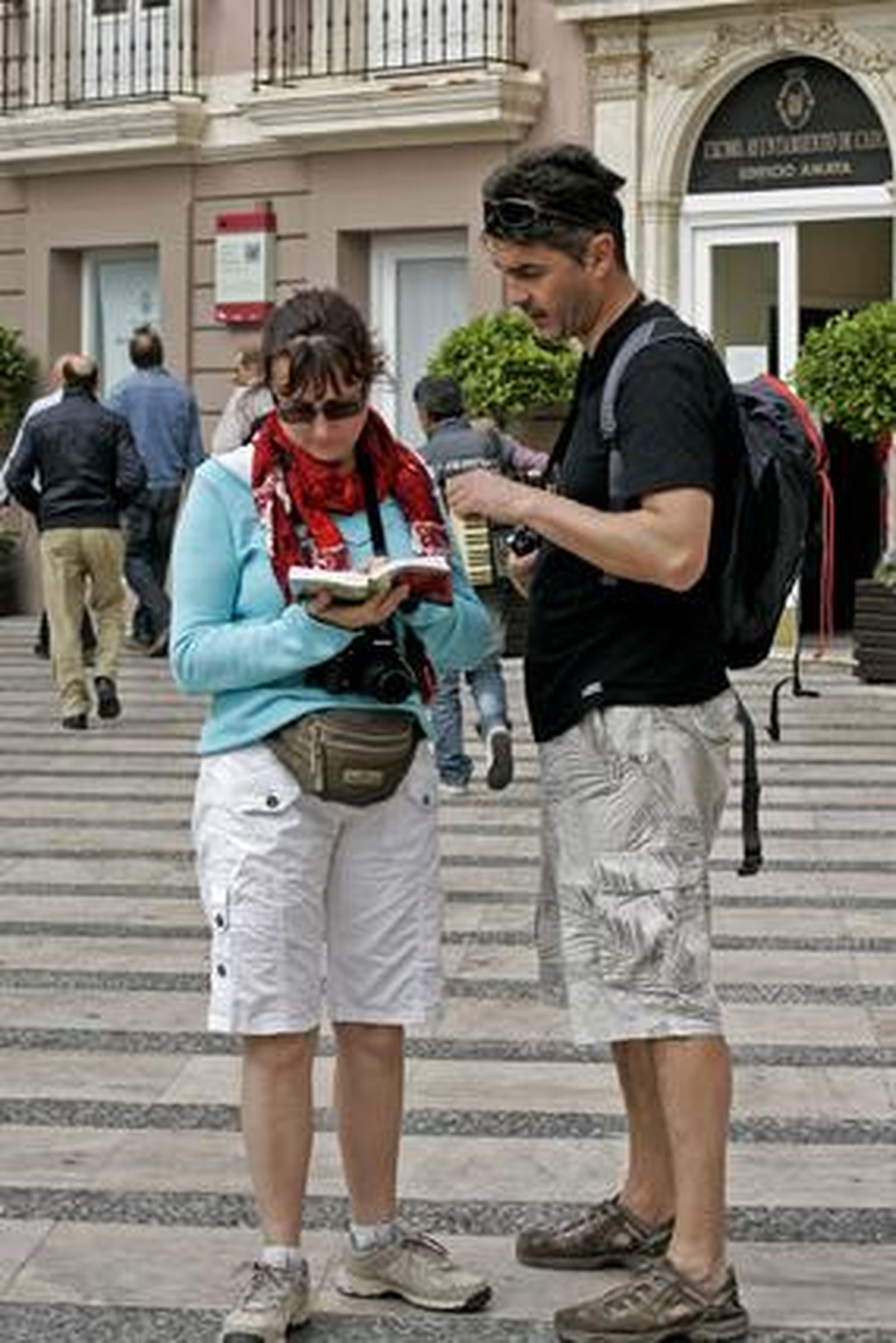 Unos 3.000 cruceristas visitan Cádiz con las escalas del ´Eurodam´ y ´Le Diamant´ en el mes por excelencia de los cruceros. 

Foto: Lourdes de Vicente