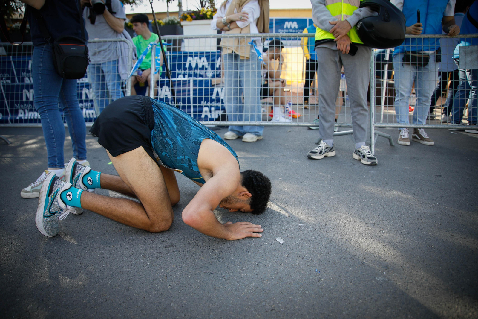 Imágenes de la llegada de la Media maratón Ciudad de Almería