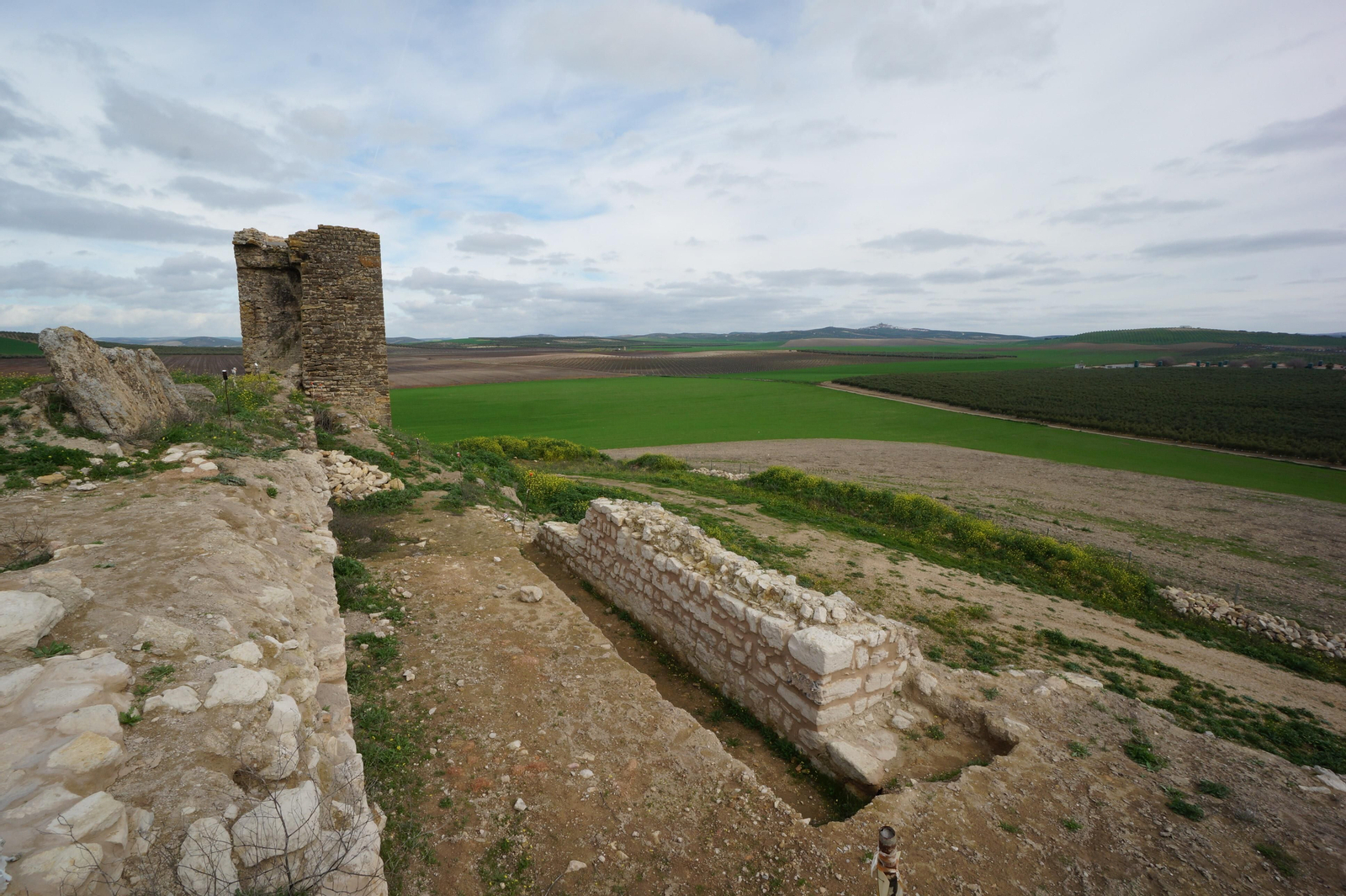 El castillo de Dos Hermanas de Montemayor, en fotografías