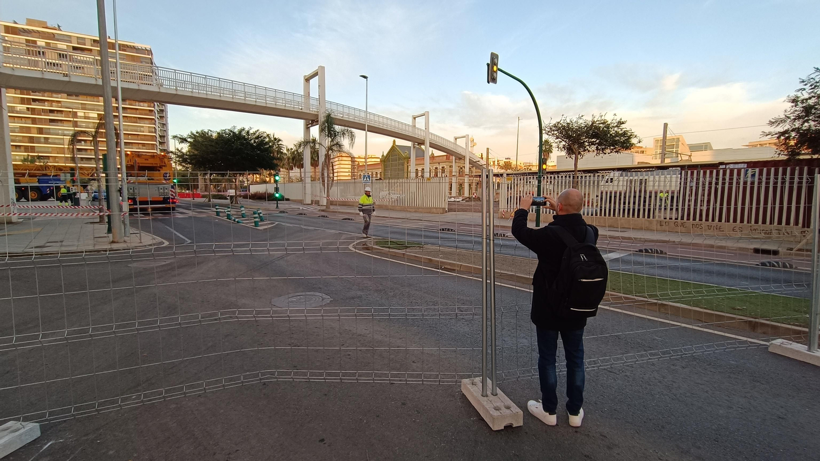 Las imágenes de la pasarela de Renfe que pasa a mejor vida, en Almería