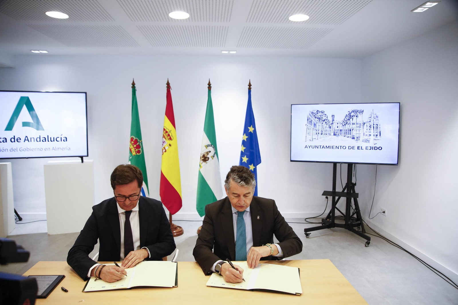 El consejero Antonio Sanz y el alcalde ejidense Francisco Góngora, firman un convenio para la creación de un Centro de Emprendimiento Digital, en imágenes