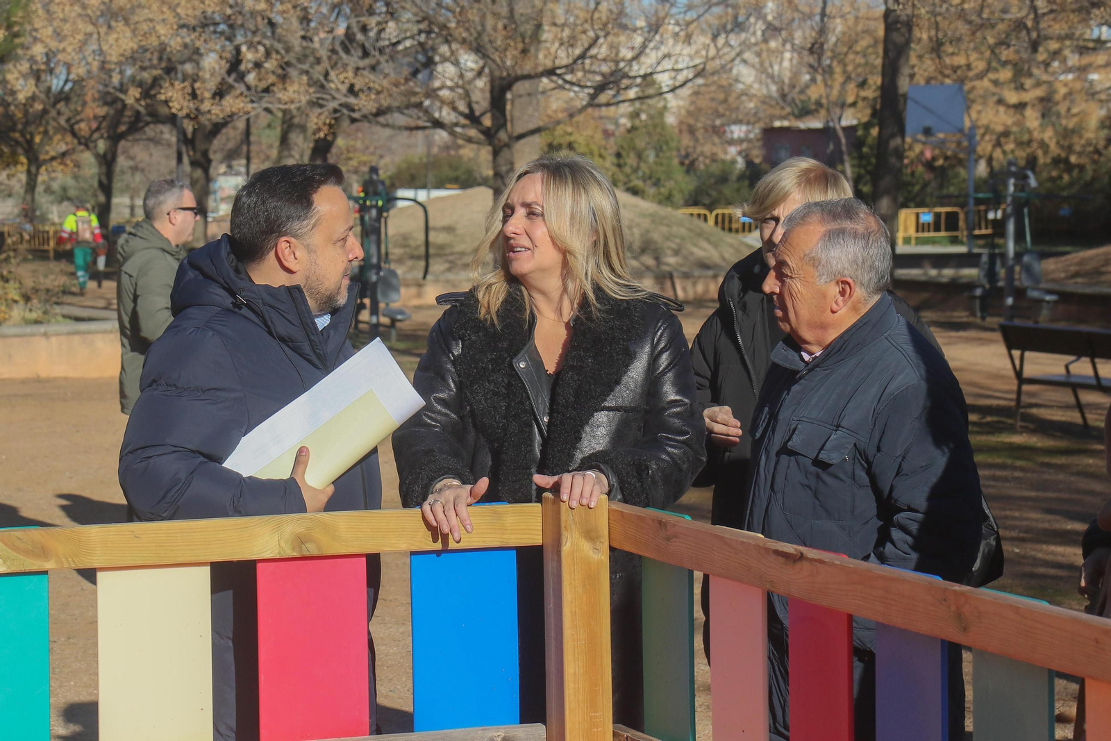 Carazo ha visitado el parque infantil de la calle Jimena, junto al concejal de Mantenimiento y representantes vecinales.