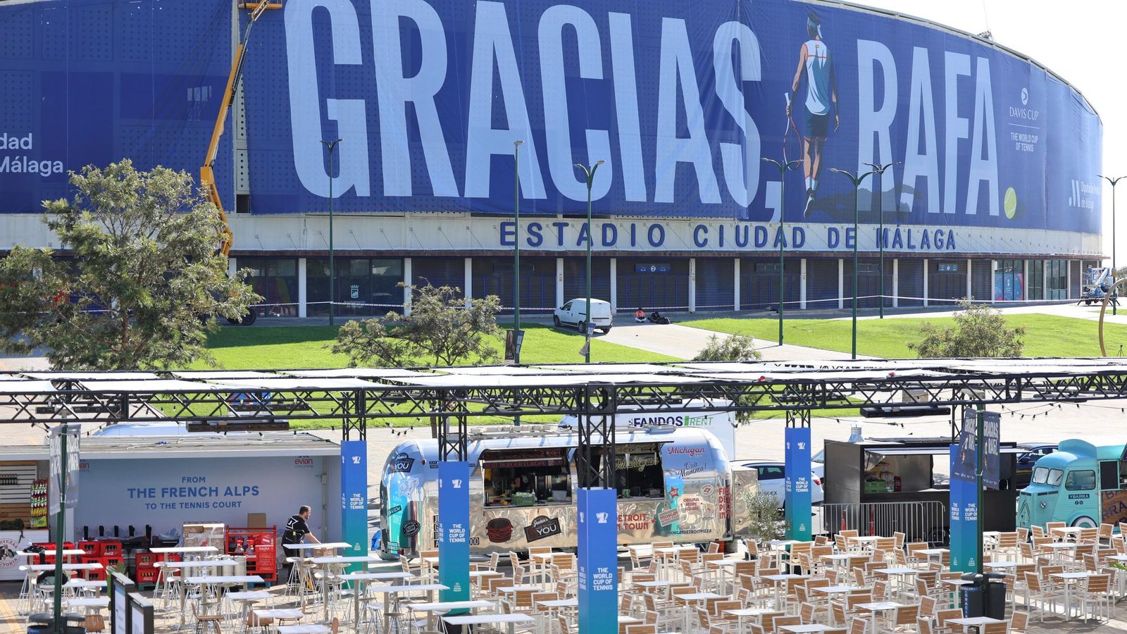 La pancarta de homenaje a Rafa Nadal en el Ciudad de Málaga, en imágenes