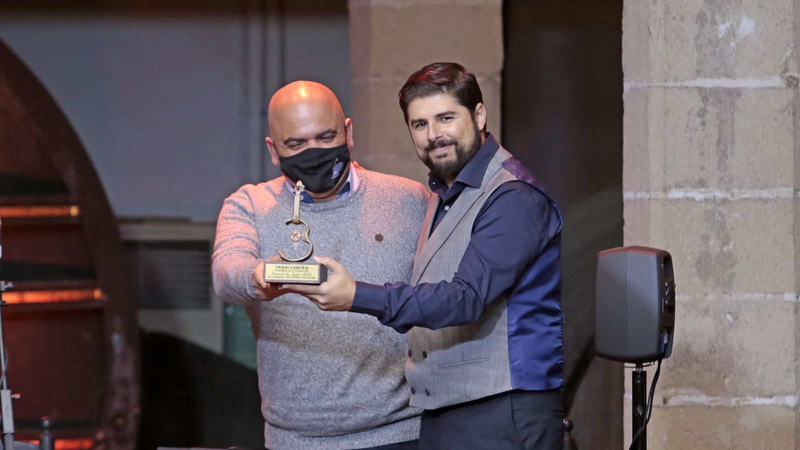 Manuel Valencia recibió el premio por Yerai Cortés.