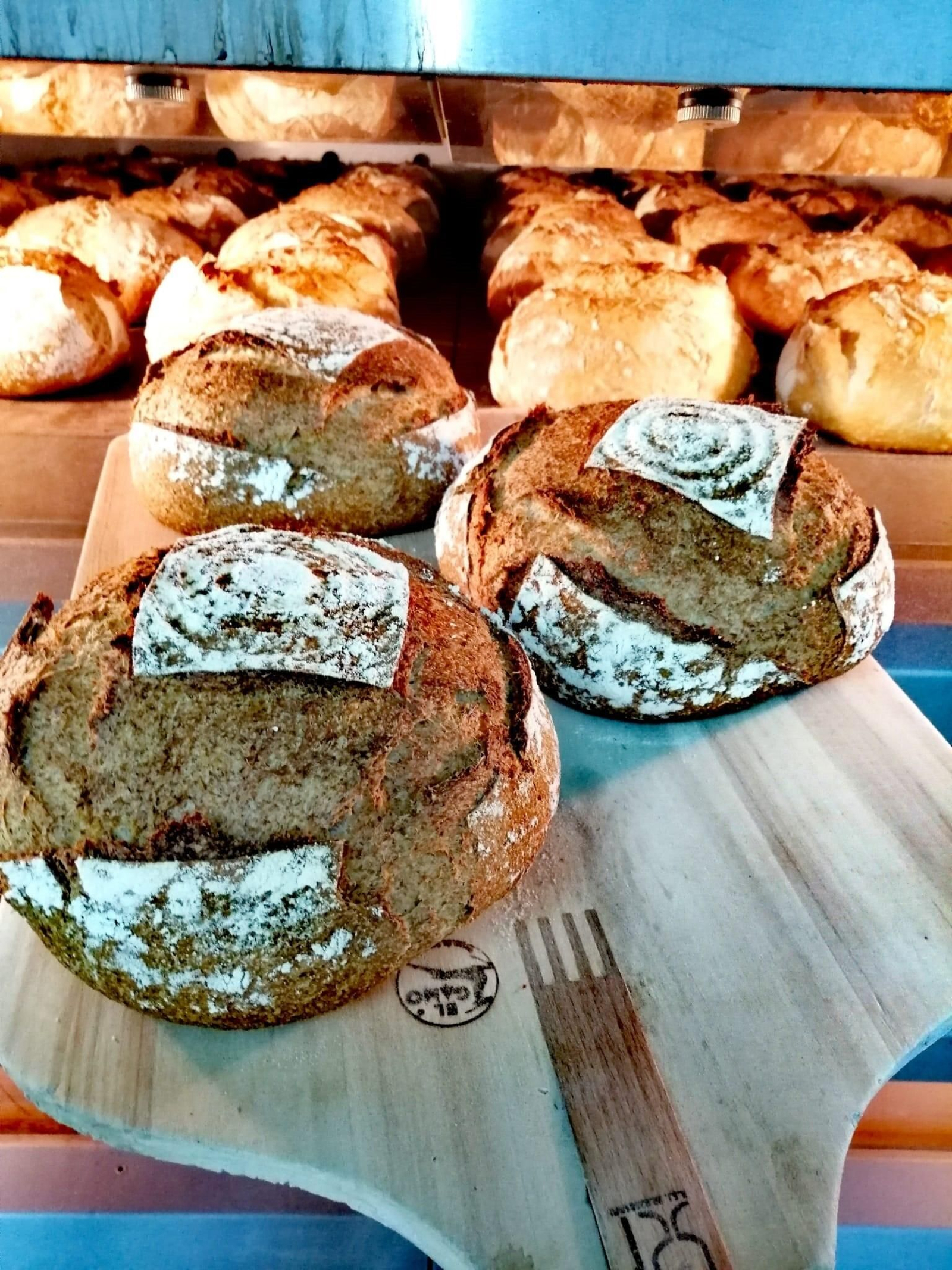 hogazas de pan recién hechas