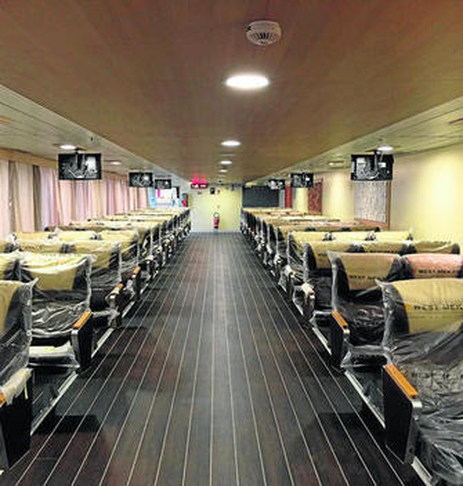 Sala de butacas preferentes del ferry 'Sorolla'.