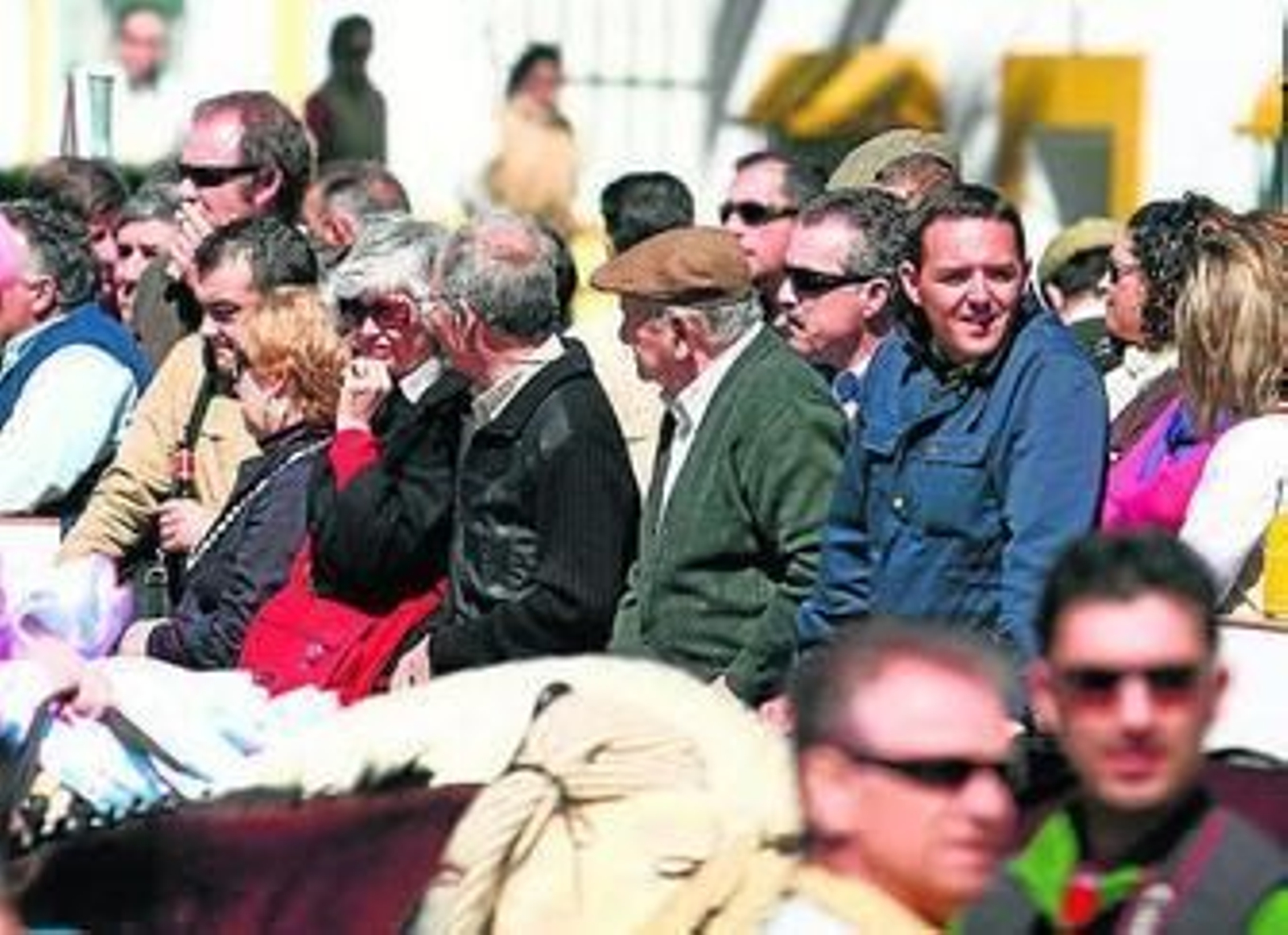 1. Tras la Misa de Resurrección y la procesión de Gloria por las calles de El Almendro, los caballistas y romeros se reúnen en La Fuente para iniciar la subida al Prado de Osma donde se celebra la romería de Piedras Albas, Virgen que espera a la comitiva en su ermita. 2. Los romeros, en los típicos carruajes romeros. 3. Todo el pueblo participa de la salida hacia el recinto romero. 4. Los trajes de gitana ponen color a la romería. 5. Los niños disfrutan tanto como los mayores de esta romería