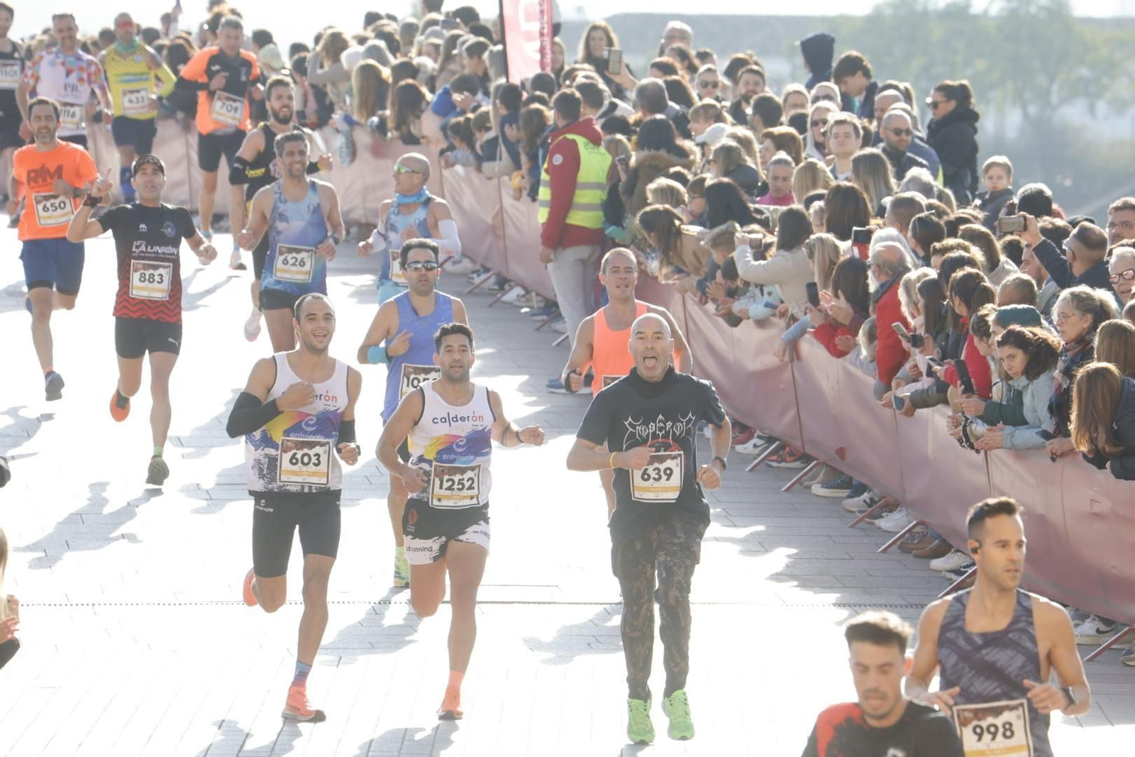 Media Maratón de Córdoba 2023: La gloria de cruzar la Puerta del Puente, en imágenes