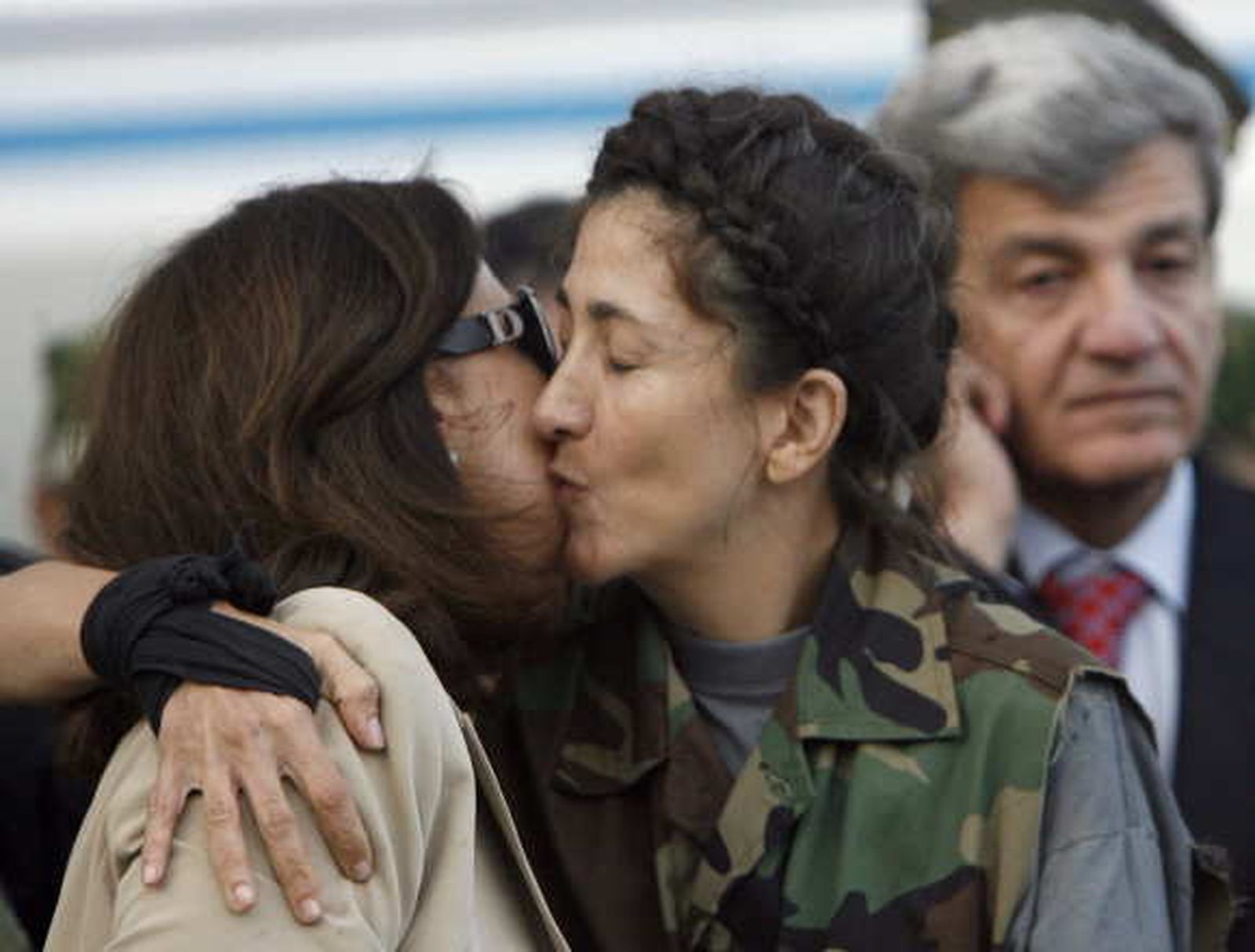 Rescatan a Ingrid Betancourt y a 14 rehenes de las FARC