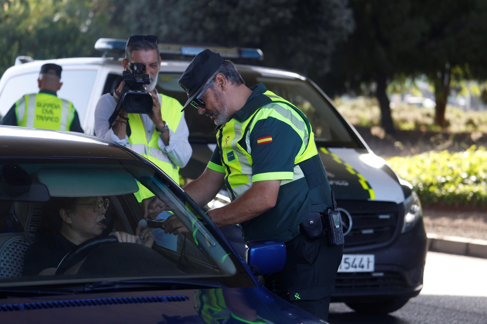 En imágenes, la campaña "No corras, no bebas, no cambies de rueda", de la Guardia Civil, DGT y Aspaym Córdoba.