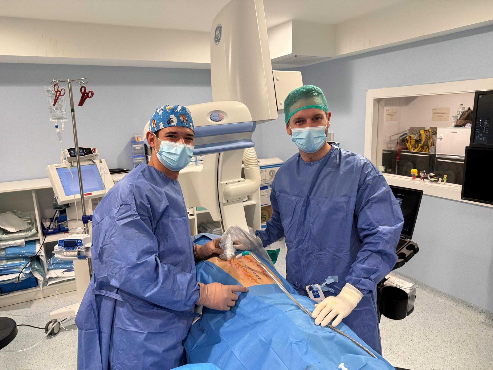 El doctor Rodrigo de la Oliva (a la izquierda), especialista de Dolor y Anestesiología de Quirónsalud Málaga y referente en Crioanalgesia.