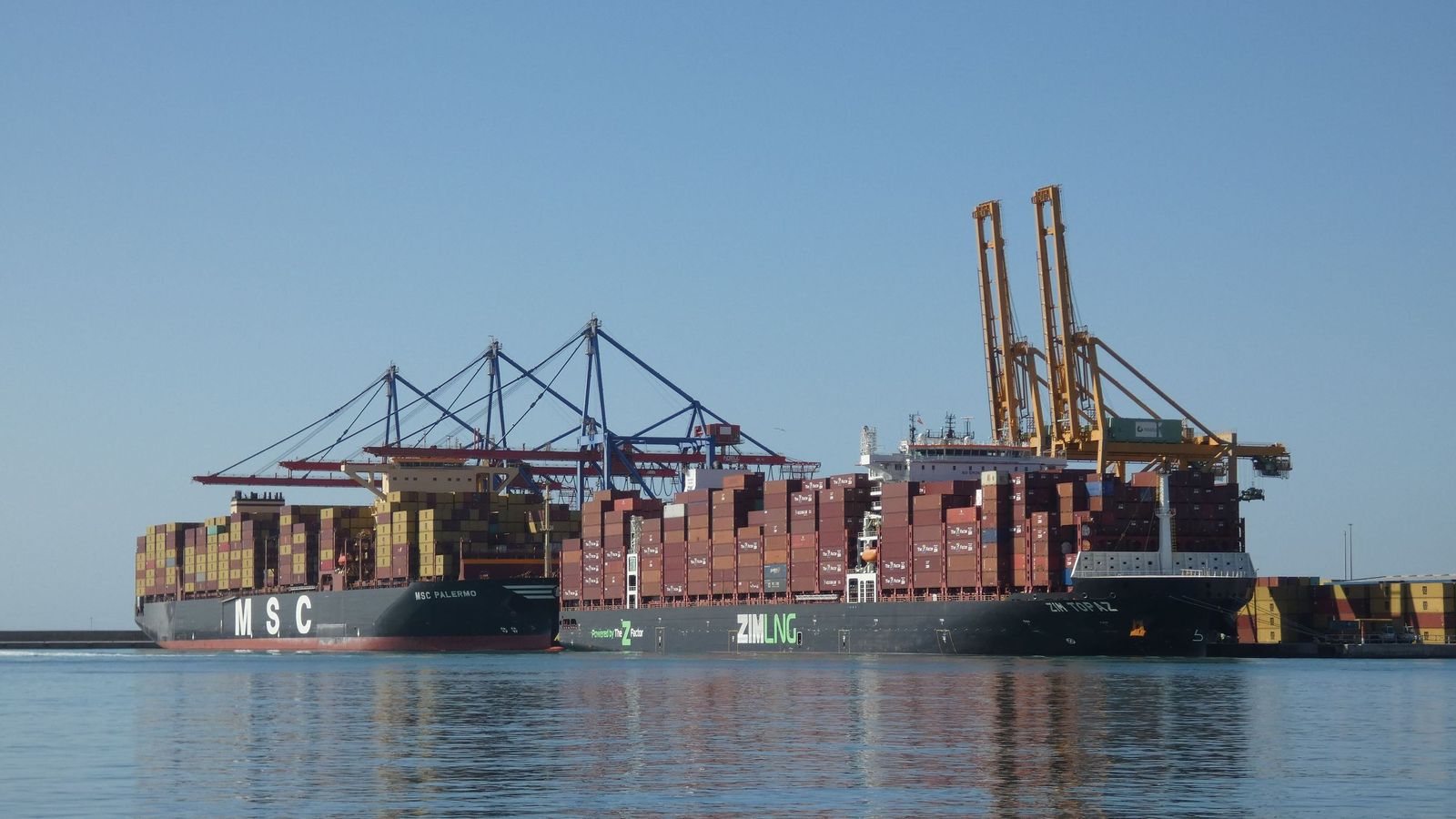 Vista general de buque portacontenedores en el puerto de Málaga.