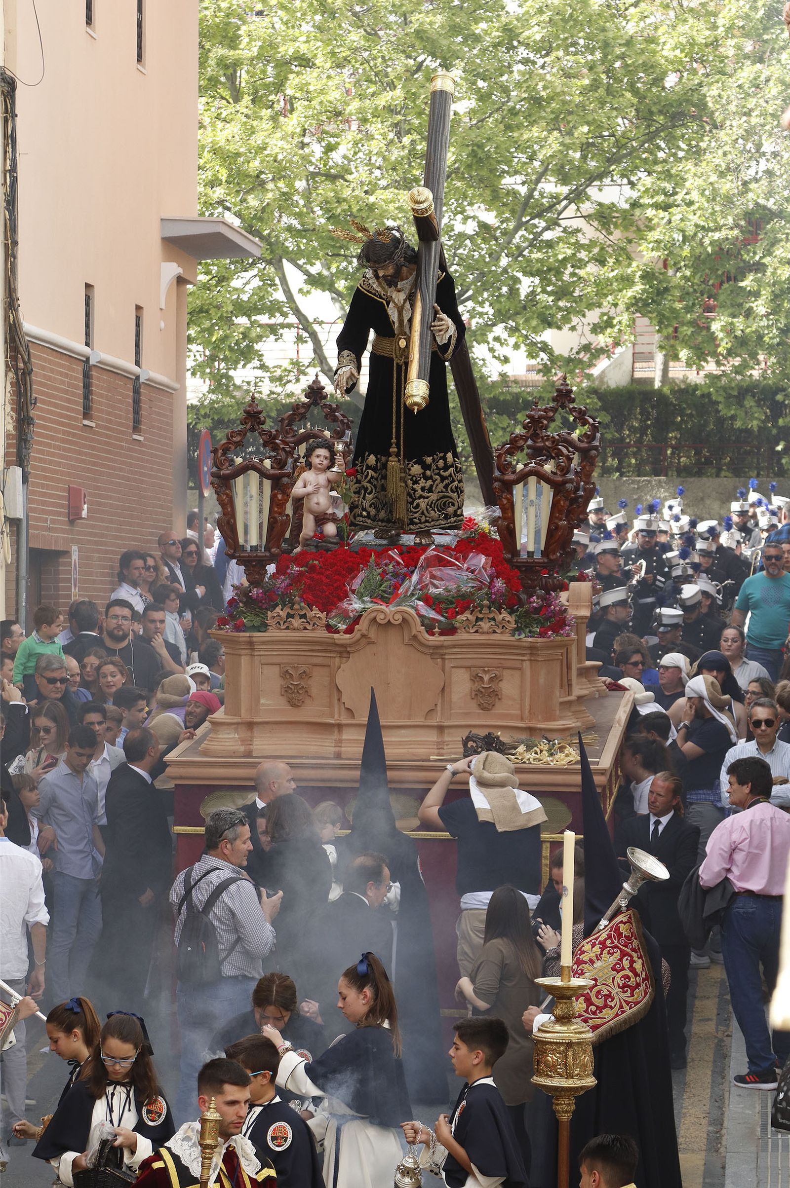 Imágenes del recorrido de la Hermandad de la Redención por las calles de Huelva