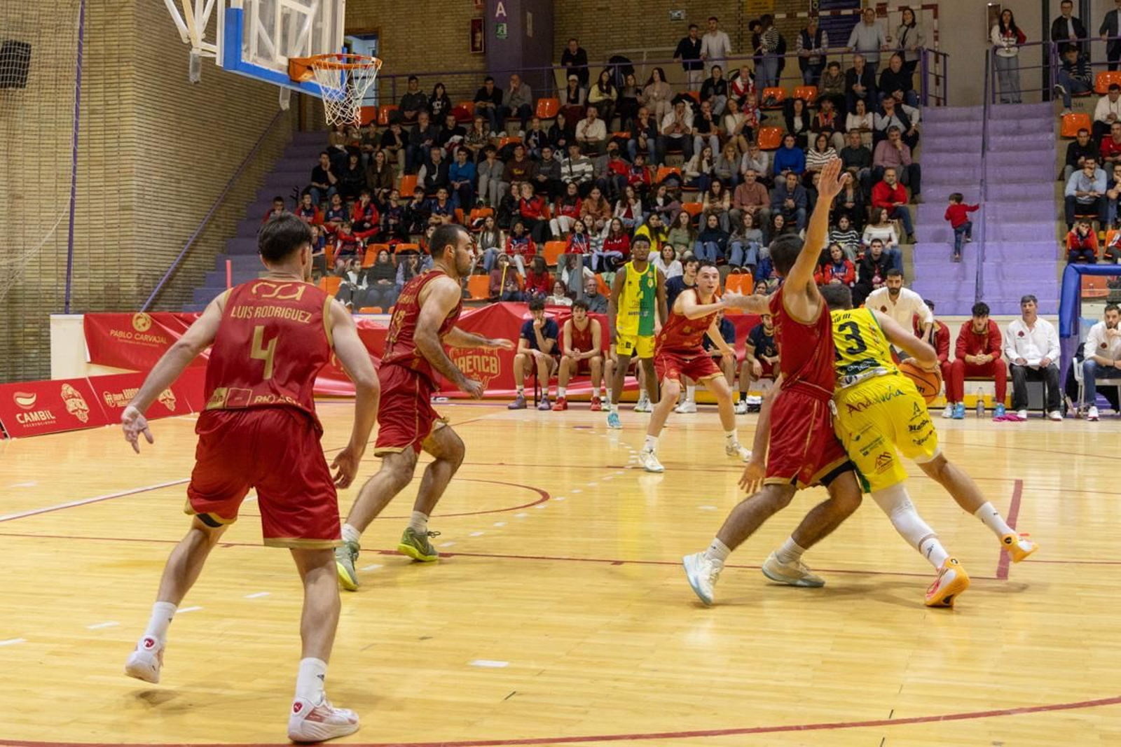 La Salobreja vibra con el derbi de la capital entre Jaén CB y Jaén FS, en imágenes