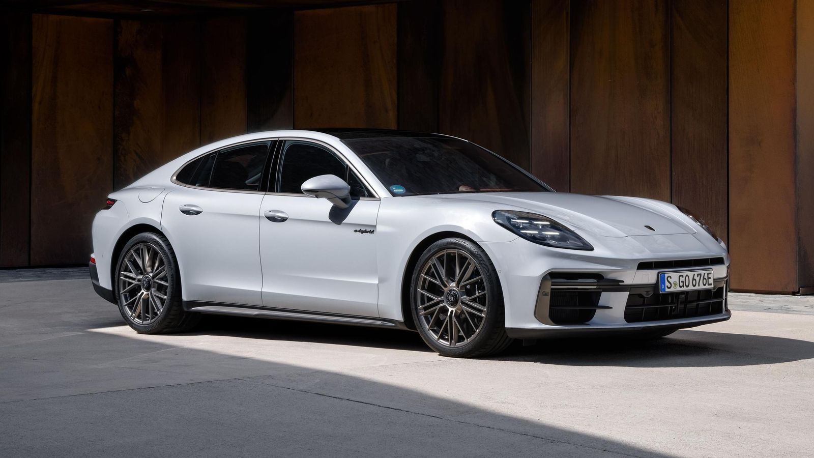 Porsche no sólo ha revisado el motor V8, sino que también ha puesto ha actualizado el sistema de propulsión híbrido.