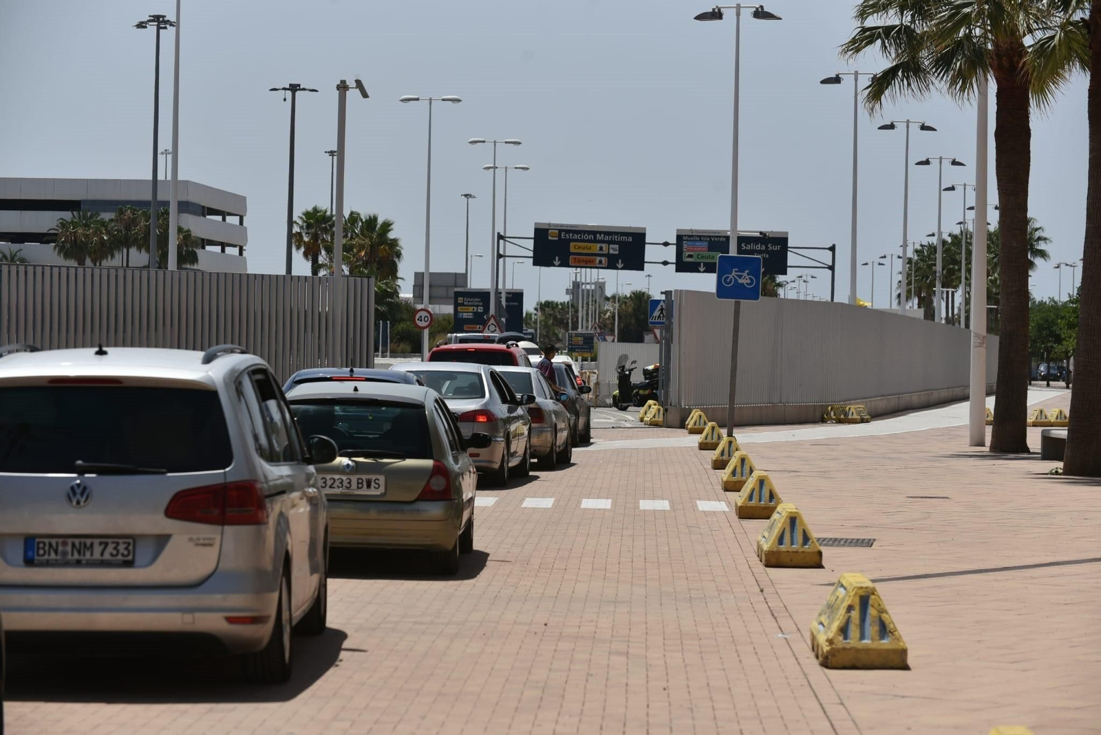 Coches a la espera de embarcar hacia  Ceuta y de Tánger Med.