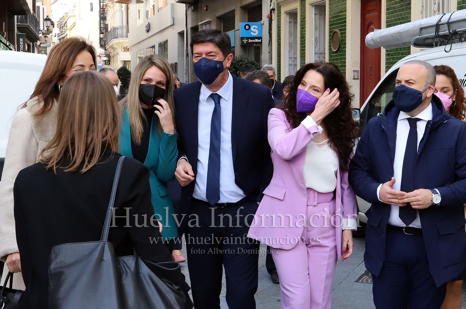 Imágenes de la visita a las obras en el Gran Teatro de Huelva del vicepresidente Juan Marín, acompañado de la consejera Rocío Ruiz y del alcalde Gabriel Cruz