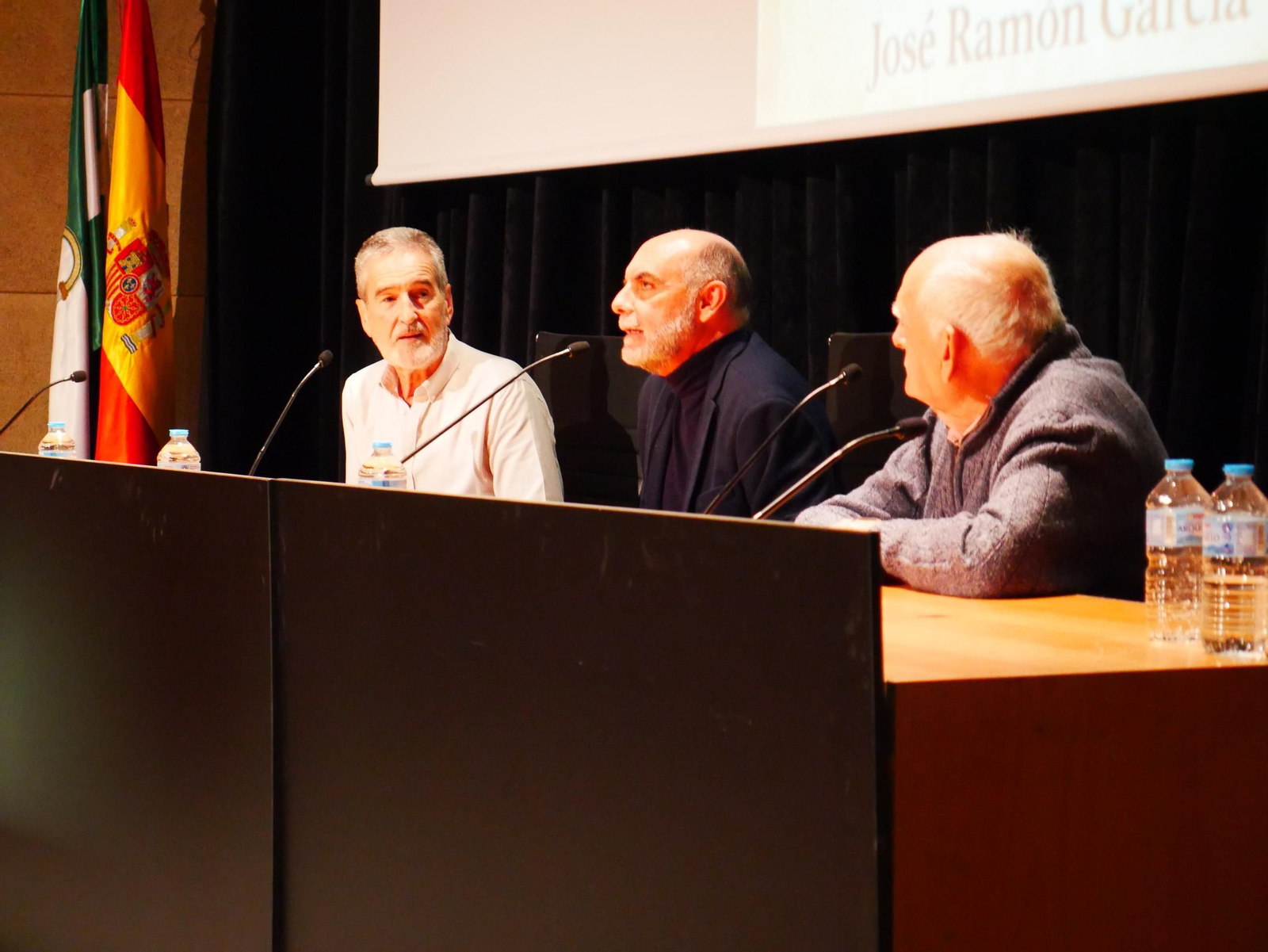 El realizador del documental, Jose Ramón García, acompañado por José Manuel Quijano (izq) y Pablo Quijano (dcha).