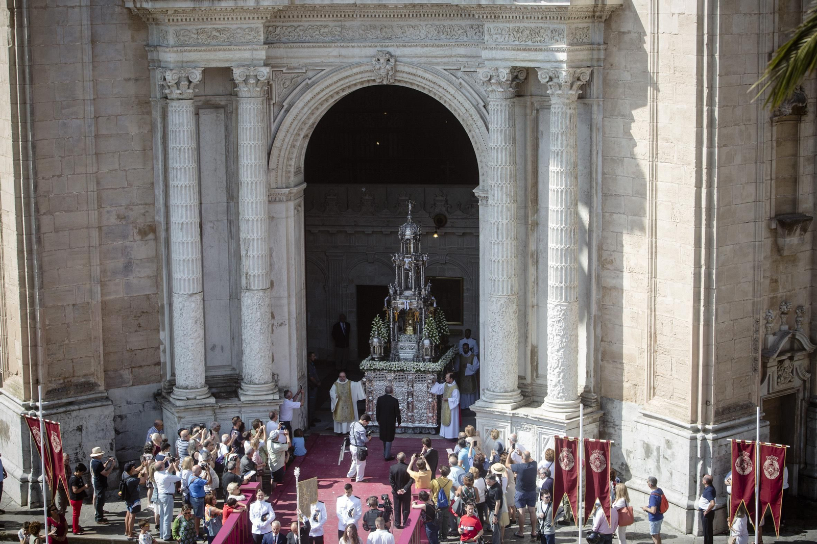 La Custodia del Corpus, saliendo por la puerta principal de la Catedral en la procesión de 2019.