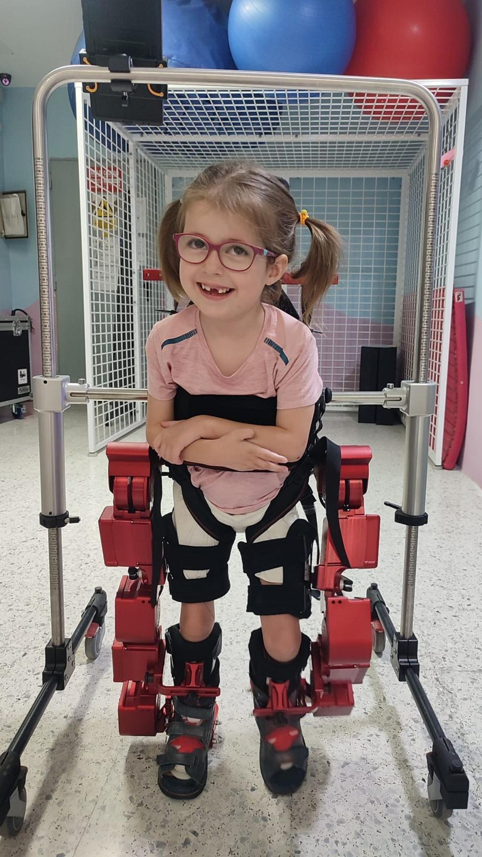 Una niña utilizando el exoesqueleto.