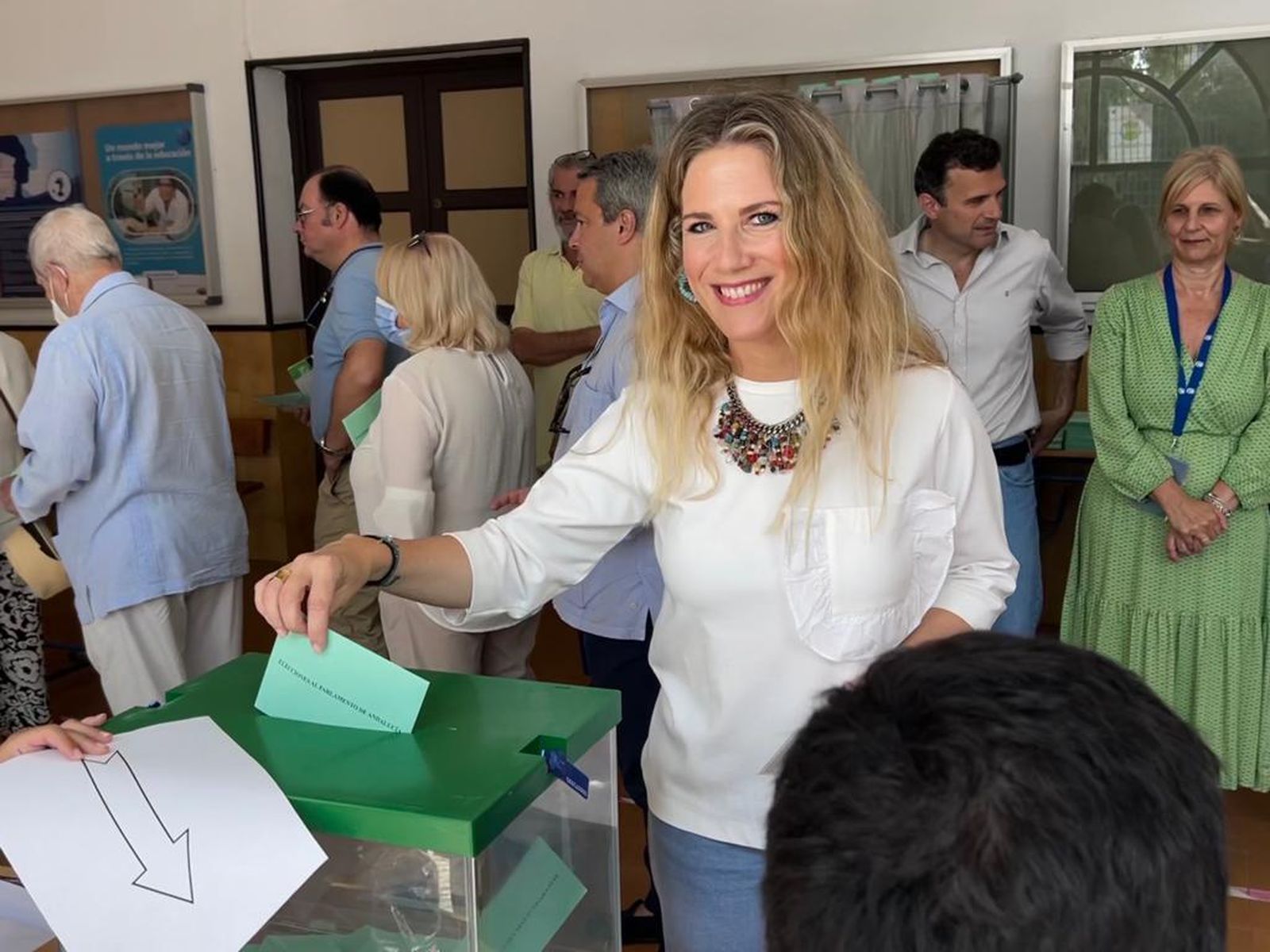 Ana Mestre deposita su voto en  su colegio electoral en Jerez.