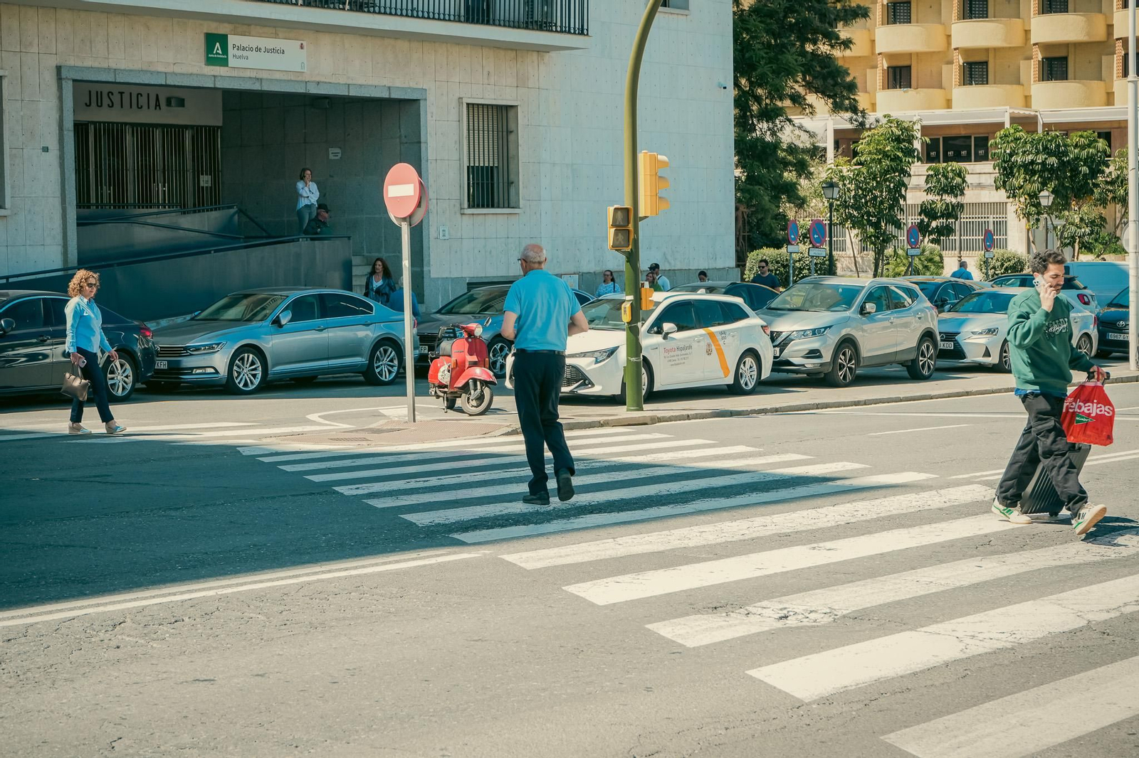Así se vivió el apagón en las calles de Huelva, en imágenes