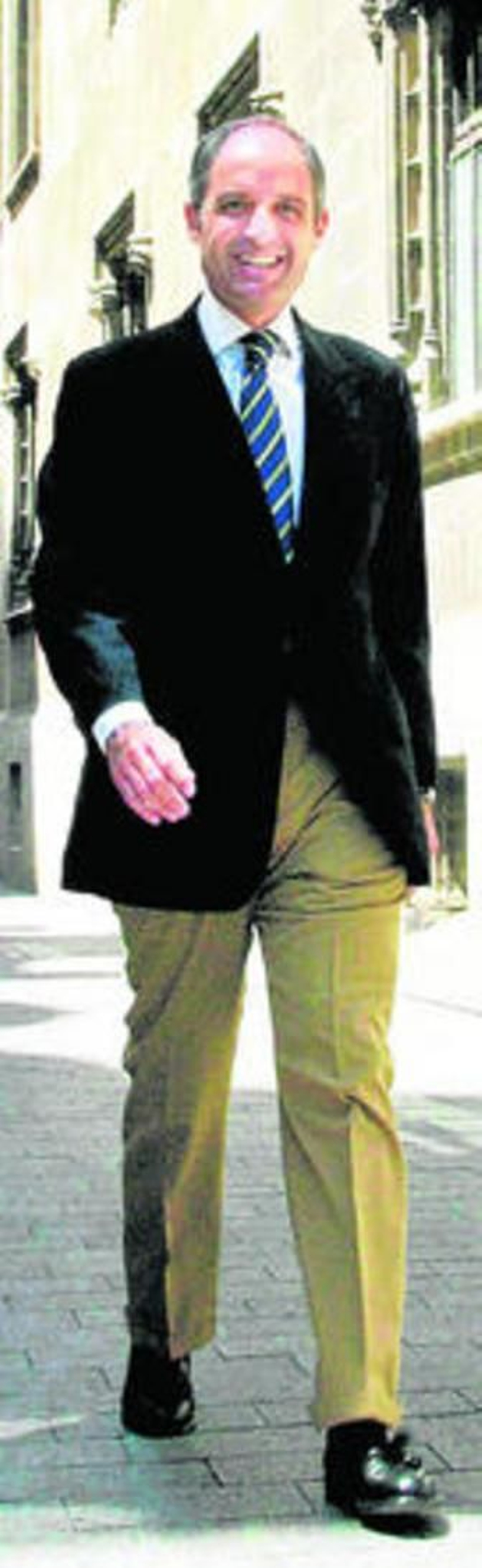 Francisco Camps pasea por las calles de Valencia.