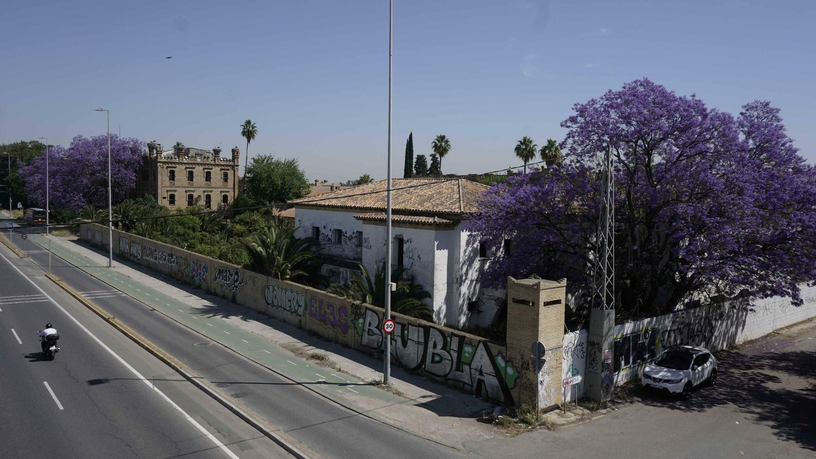 Imagen aérea en la que se observa el hangar del grupo ligero y la vegetación existente en el complejo militar.