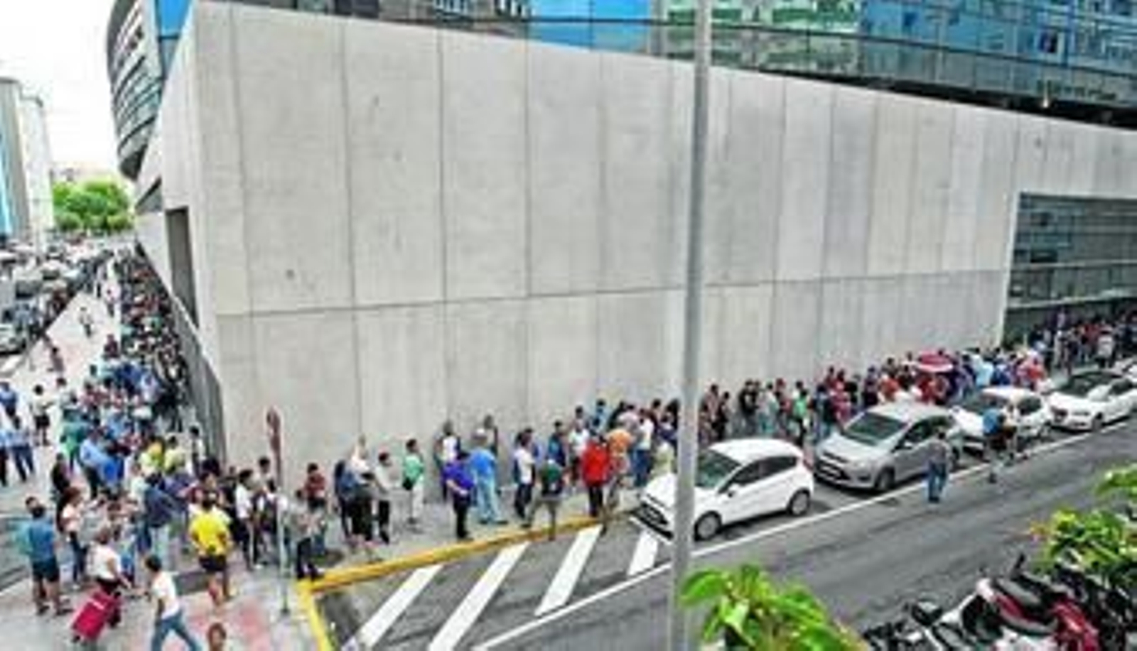 La presencia de aficionados alrededor del Carranza para adquirir entradas para el choque de ida podría producirse durante el día de hoy.