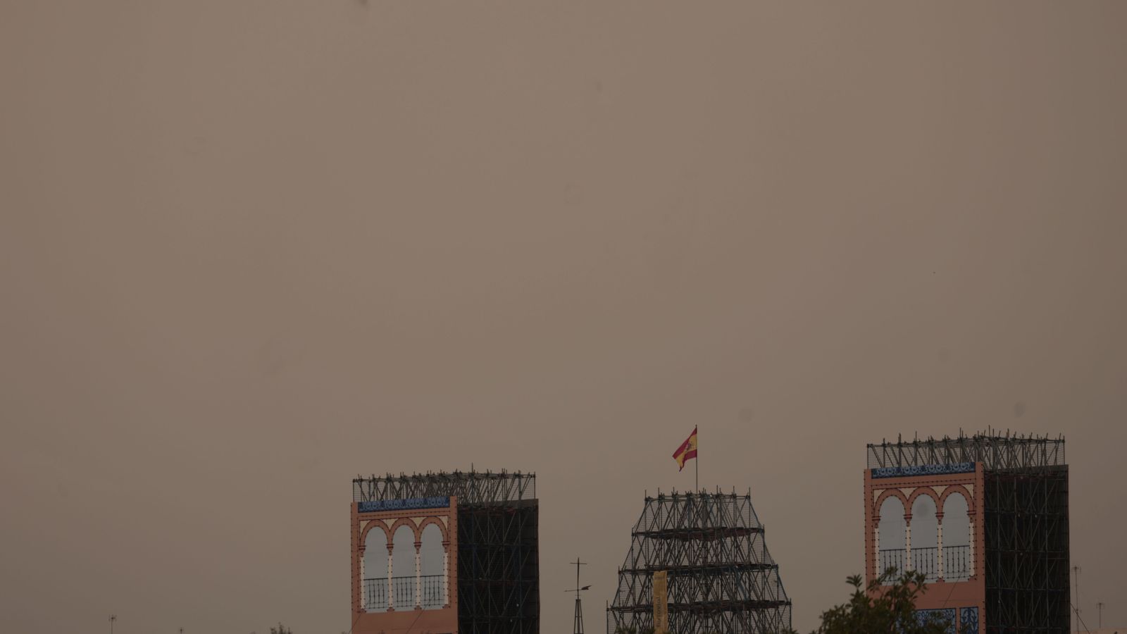 Un nuevo día de calima y lluvia de barro en Sevilla