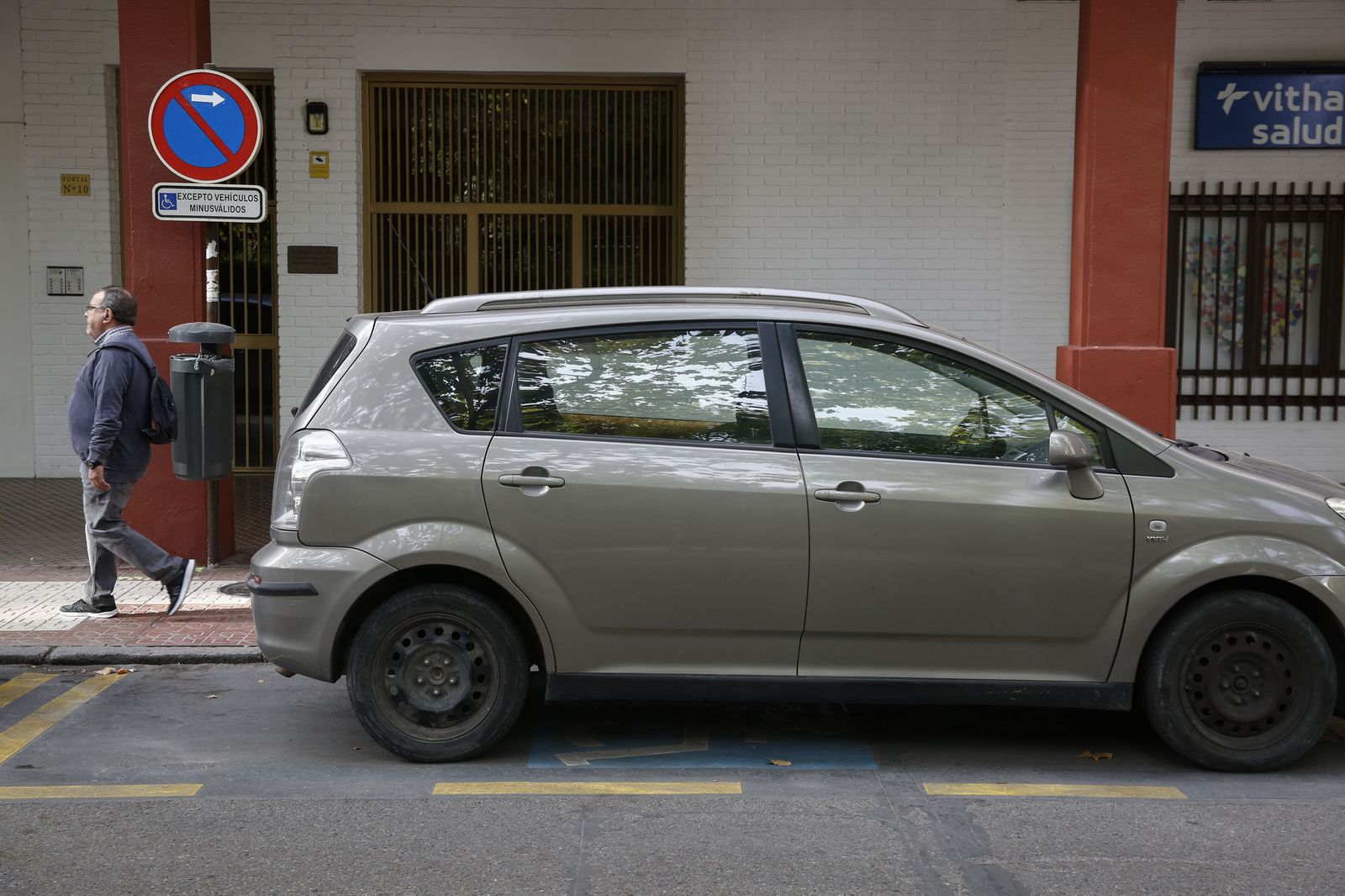 Una plaza de aparcamiento reservada para personas con discapacidad en Granada