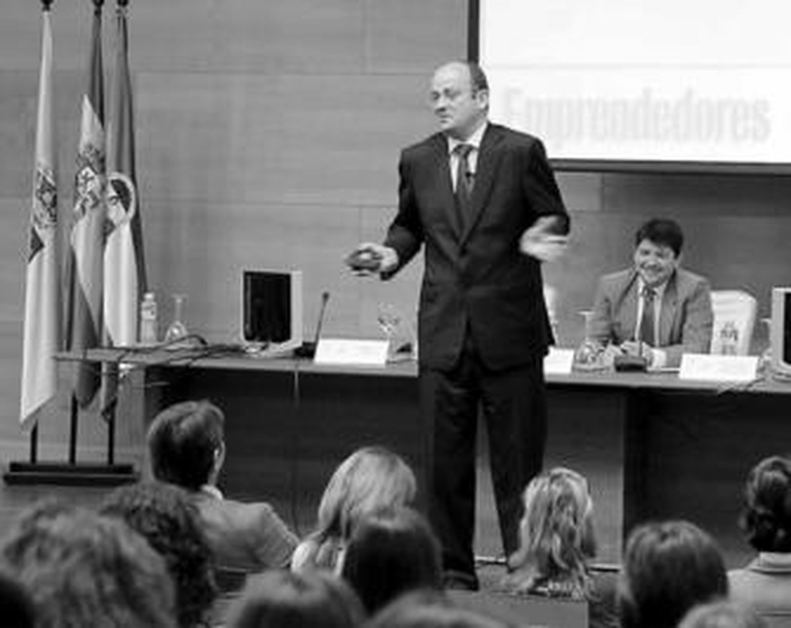 El director de la revista Emprendedores, Alejandro Vesga, durante su conferencia en el Campus de la Asunción.