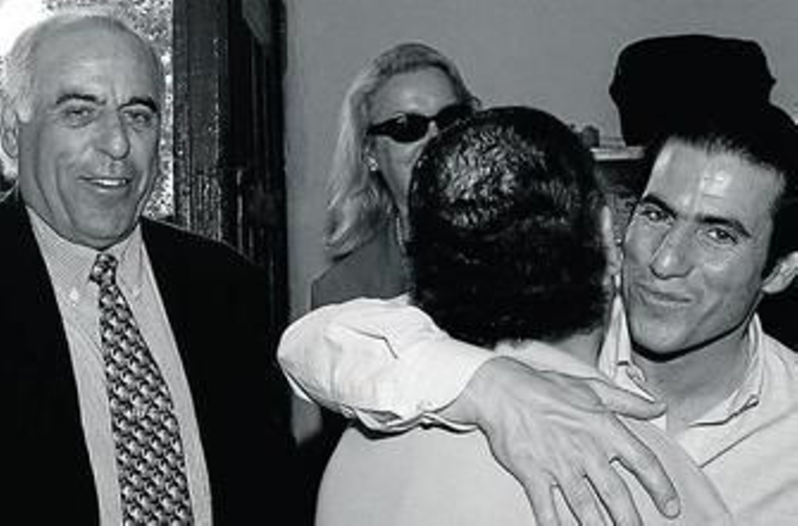 Juan Pedro Galán, en compañía de su padre e Isabel Aguilar (al fondo) en la Feria de Jerez.