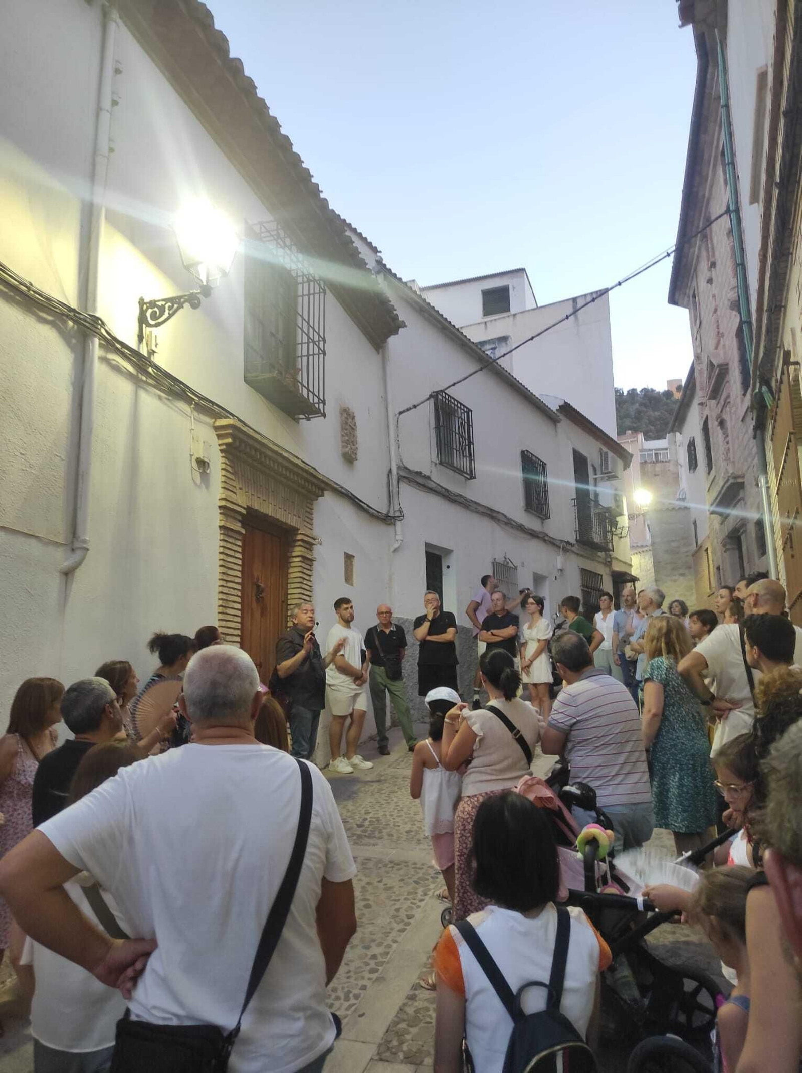 Rafael Cámara explica detalles sobre la antigua judería jiennense.